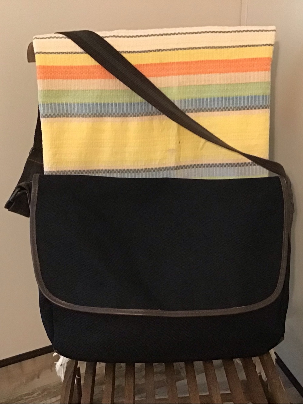 Vintage Gap nineteen 69 black utility messenger bag.